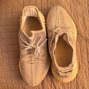 Beige Yeezys US size 7